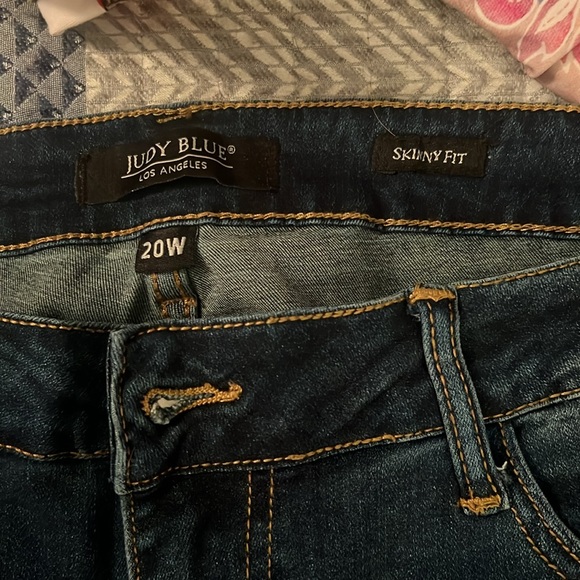 Judy Blue frayed hem 20w Fits more like 18w - Picture 2 of 3